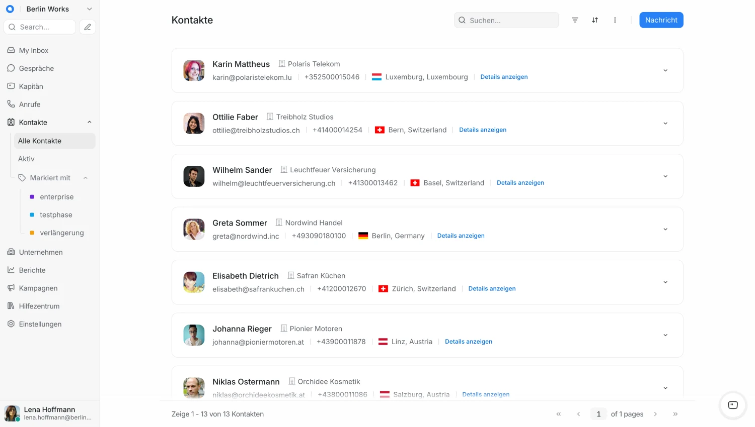 Kontaktliste in Replynivo mit Name, Unternehmen, E-Mail-Adresse, Telefonnummer und Standort jedes Kontakts sowie den Labels in der Seitenleiste.