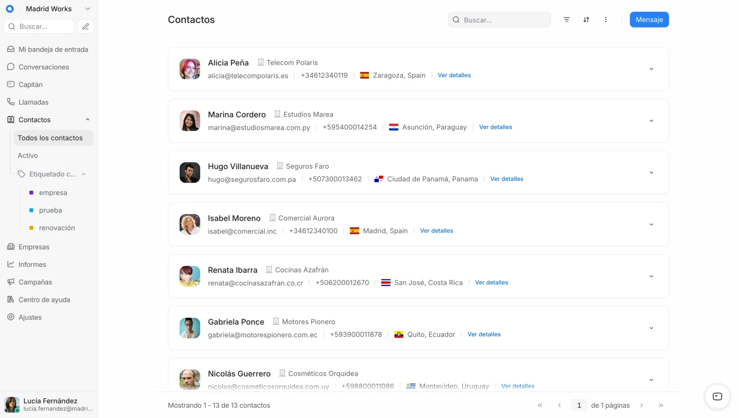 Lista de contactos de Replynivo con el nombre, la empresa, el email, el teléfono y la ubicación de cada contacto, y las etiquetas en la barra lateral.